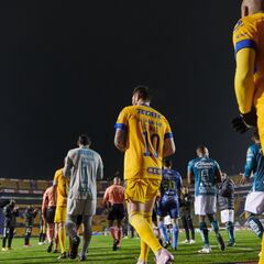 Tigres y León realizan doble pasillo por sus campeonatos
