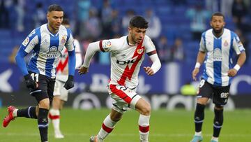Mario Hernández controla un balón.