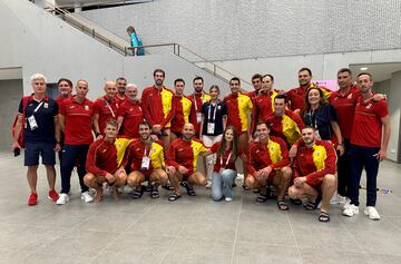 La Princesa Leonor y la Infanta Sofía posando con el equipo español de waterpolo masculino tras su encuentro ante Australia. 