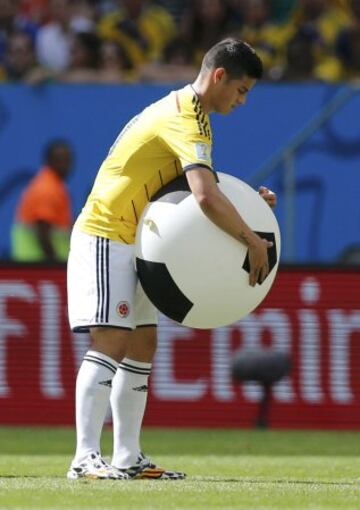 James Rodríguez y el balón hinchable.