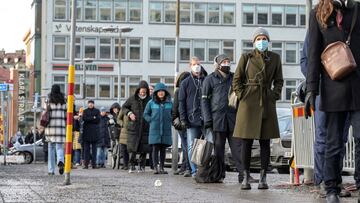 People queue for a drop-in COVID-19 vaccination at Stockholm City Terminal station, Sweden January 13, 2022. Yesterday the Swedish Public Health Agency announced that they now recommend to lower the interval between dose two and three of the coronavirus vaccine from six to five months for everyone. TT News Agency/Anders Wiklund via REUTERS ATTENTION EDITORS - THIS IMAGE WAS PROVIDED BY A THIRD PARTY. SWEDEN OUT. NO COMMERCIAL OR EDITORIAL SALES IN SWEDEN.