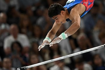 Colombia's Angel Barajas competes in the artistic gymnastics men's horizontal bar final during the Paris 2024 Olympic Games at the Bercy Arena in Paris, on August 5, 2024. (Photo by Paul ELLIS / AFP)