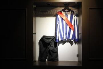 Reproducción de la primera equipación del equipo, blanquiazul con pantalón negro. La cinta roja simboliza la conexión del equipo con el movimiento obrero de primeros del siglo XX.