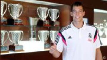 Willy Hernanomez, en la sala de trofeos del Santiago Bernabéu.