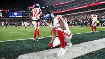 PHILADELPHIA, PENNSYLVANIA - DECEMBER 25: Darren Waller #12 and Wan'Dale Robinson #17 of the New York Giants react after the 33-25 loss against the Philadelphia Eagles at Lincoln Financial Field on December 25, 2023 in Philadelphia, Pennsylvania.   Dustin Satloff/Getty Images/AFP (Photo by Dustin Satloff / GETTY IMAGES NORTH AMERICA / Getty Images via AFP)