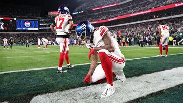 PHILADELPHIA, PENNSYLVANIA - DECEMBER 25: Darren Waller #12 and Wan'Dale Robinson #17 of the New York Giants react after the 33-25 loss against the Philadelphia Eagles at Lincoln Financial Field on December 25, 2023 in Philadelphia, Pennsylvania.   Dustin Satloff/Getty Images/AFP (Photo by Dustin Satloff / GETTY IMAGES NORTH AMERICA / Getty Images via AFP)