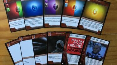 Un niño de diez años presenta un juego de cartas de Magicka