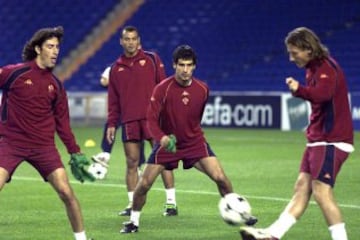 Totti, a la derecha de la imagen, se entrena con Delvecchio (a la izquierda), Cafú y Guardiola en 2002. 


