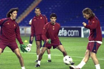 Totti, a la derecha de la imagen, se entrena con Delvecchio (a la izquierda), Cafú y Guardiola en 2002.
