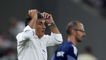 Soccer Football - UEFA Champions League - Olympiacos v Pafos - Karaiskakis Stadium, Piraeus, Greece - September 17, 2025 Olympiacos coach Jose Luis Mendilibar reacts REUTERS/Louisa Gouliamaki