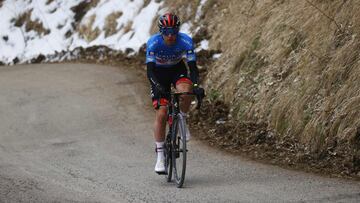 El ciclista esloveno Tadej Pogacar rueda en solitario en cabeza de carrera en la sexta etapa de la Tirreno-Adri&aacute;tico entre Apecchio y Carpegna.