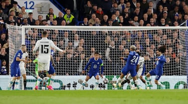 0-1. Rodrygo avanza por la derecha tras superar a Trevoh Chalobah, el pase lo recoge Vinicius que le devuelve el balón a Rodrygo para anotar el primer gol.