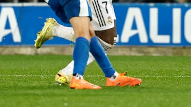 El jugador brasileño del Real Madrid cayó dentro del área tras notar un contacto del defensor del Alavés, Tenaglia. El VAR dictaminó que no hay nada punible en esa acción de Vinicius.