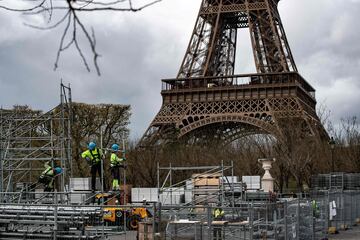 Los Juegos Olímpicos de 2024 están a la vuelta de la esquina. Se llevarán a cabo entre el 26 de julio y el 11 de agosto de 2024 en la ciudad de París. Por ello, el monumento más famoso de la capital francesa se prepara para la ocasión: la Torre Eiffel se pintará de un brillante color dorado-marrón para atraer todas las miradas de los visitantes.