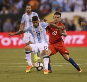 Ever Banega (i) de Argentina disputa el balón con Charles Aranguiz (d) de Chile.