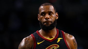 BOSTON, MA - JANUARY 3: LeBron James #23 of the Cleveland Cavaliers looks on during the first quarter against the Boston Celtics at TD Garden on January 3, 2018 in Boston, Massachusetts. Maddie Meyer/Getty Images/AFP
== FOR NEWSPAPERS, INTERNET, TELCOS & TELEVISION USE ONLY ==