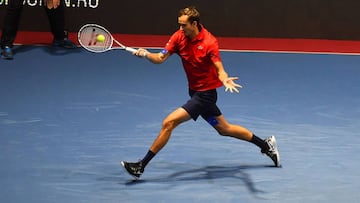 Daniil Medvedev devuelve una bola a Borna Coric durante la final del Torneo de San Petersburgo el pasado 22 de septiembre.
