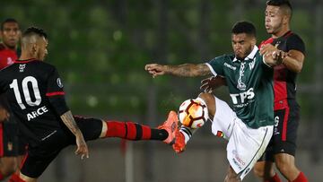 Futbol, Santiago Wanderers vs Melgar
Copa Libertadores de America 2018
El jugador de Santiago Wanderers Rafael Viotti, centro, disputa el balon con la defensa de Melgar durante el partido de ida de la segunda fase de la llave 8 de la Copa Libertadores e