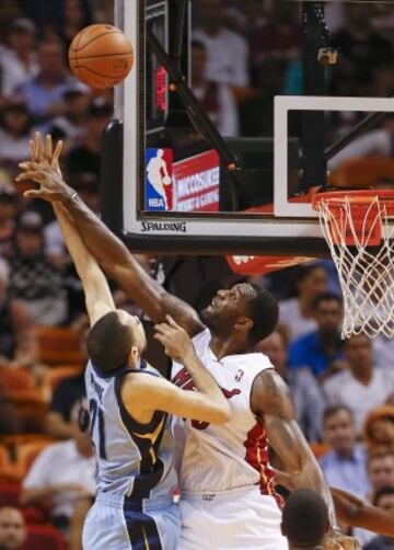 Tayshaun Prince trata de lanzar sobre Greg Oden.