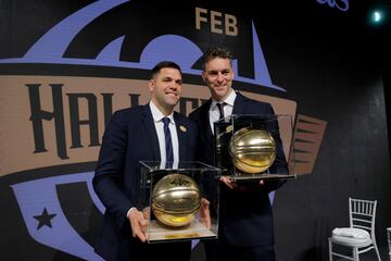 Felipe Reyes y Pau Gasol posan con sus respectivos galardones en la tercera edición del Hall of Fame del baloncesto español.