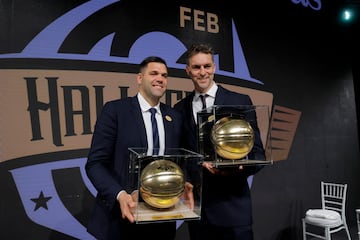 Felipe Reyes y Pau Gasol posan con sus respectivos galardones en la tercera edici¨®n del Hall of Fame del baloncesto espa?ol.