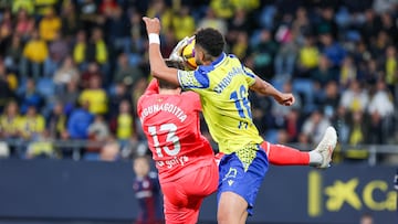 31/03/25 PARTIDO SEGUNDA DIVISION CADIZ - EIBAR CHRIS RAMOS CON JONMI MAGUNAGOITIA
