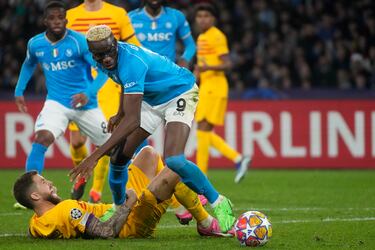El jugador nigeriano del Nápoles recibe un balón dentro del área, forcejea con Íñigo Martínez y le gana la pelea, encara y dispara raso engañando a Marc-André Ter Stegen.