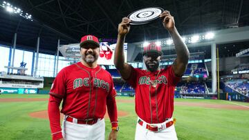 PHOENIX, AZ - MARCH 17: Bench coach Vinny Castilla of Team Mexico presents Randy Arozarena #56 with the Pool C Most Valuable Player Award before the 2023 World Baseball Classic Quarterfinal game between Team Puerto Rico and Team Mexico at loanDepot Park on Friday, March 17, 2023 in Miami, Florida. (Photo by Daniel Shirey/WBCI/MLB Photos via Getty Images)