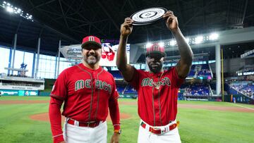 PHOENIX, AZ - MARCH 17:  Bench coach Vinny Castilla of Team Mexico presents Randy Arozarena #56 with the Pool C Most Valuable Player Award before the 2023 World Baseball Classic Quarterfinal game between Team Puerto Rico and Team Mexico at loanDepot Park on Friday, March 17, 2023 in Miami, Florida. (Photo by Daniel Shirey/WBCI/MLB Photos via Getty Images)