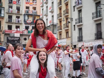 Los San Fermines vuelven tras dos años de parón debido a la pandemia. El exjugador de fútbol Juan Carlos Unzué prenderá la mecha del cohete inaugural. “Bienvenidos a las fiestas más grandes del mundo" ha sido el mensaje de la ciudad.