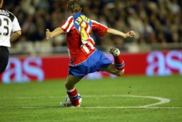 Fernando Torres marcando al Valencia en Mestalla en la temporada 2004/05.