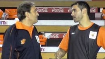 Andrés Rodríguez conversa con Luis Casimiro.