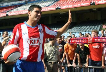 El 30 de julio de 2007 se confirmó su fichaje por el Atlético de Madrid por 12 millones de euros. 