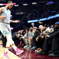 Stephen Curry sets three-point record in the NBA All-Star game