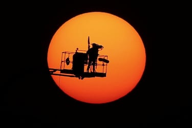 La Fórmula 1 llega a su recta final con el penúltimo gran premio de la temporada, el GP de Qatar. Una de las particularidades de este fin de semana es que se disputa en la tarde/noche de Losail, lo que da lugar a imágenes tan sorprendentes como la que acompaña a estas líneas, en las que el sol enmarca a un cámara de televisión.