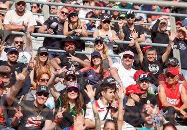 Las gradas del circuito de Cheste llena de espectadores que acuden al circuito tras un año de ausencia por las inundaciones provocadas por la Dana de Valencia de 2024.