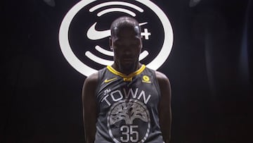 Golden State Warriors Kevin Durant wears one of the new league jerseys representing a new partnership between Nike and the NBA on September 15, 2017 in Los Angeles, California. / AFP PHOTO / DAVID MCNEW