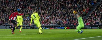 Ter Stegen realizó una gran parada tras un tiro de Iñaki Williams.