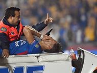 AME6486. SAN NICOLÁS DE LOS GARZA (MÉXICO), 06/12/2025.- Jesús Orozco de Cruz Azul es retirado en camilla este sábado, durante un partido de vuelta correspondiente a la semifinal del Torneo Apertura 2025 de la Liga MX entre Tigres y Cruz Azul en el estadio Universitario de San Nicolás de Los Garza (México). EFE/ Miguel Sierra