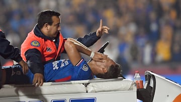 AME6486. SAN NICOLÁS DE LOS GARZA (MÉXICO), 06/12/2025.- Jesús Orozco de Cruz Azul es retirado en camilla este sábado, durante un partido de vuelta correspondiente a la semifinal del Torneo Apertura 2025 de la Liga MX entre Tigres y Cruz Azul en el estadio Universitario de San Nicolás de Los Garza (México). EFE/ Miguel Sierra