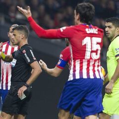 El Atlético recurre la tarjeta que Gil Manzano le sacó a Lucas