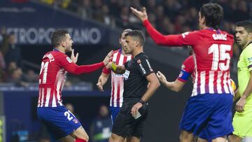 Lucas protesta a Gil Manzano por la tarjeta que le muestra en el choque contra el Barcelona.
