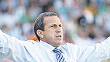 <b>ALERTA. </b>Víctor Muñoz, durante el partido del pasado domingo en el Bernabéu. Al técnico van a salvarle o condenarle los dos próximos resultados en la Liga.