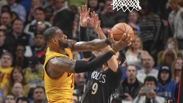 LeBron James deja una bandeja defendido por Ricky Rubio.