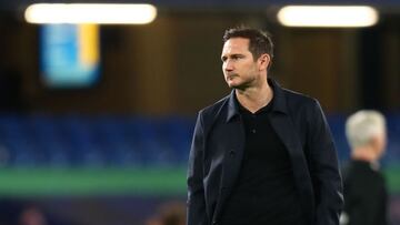 Chelsea&#039;s English head coach Frank Lampard watches his players warm up ahead of the English Premier League football match between Chelsea and West Ham United at Stamford Bridge in London on December 21, 2020. (Photo by Clive Rose / POOL / AFP) / REST