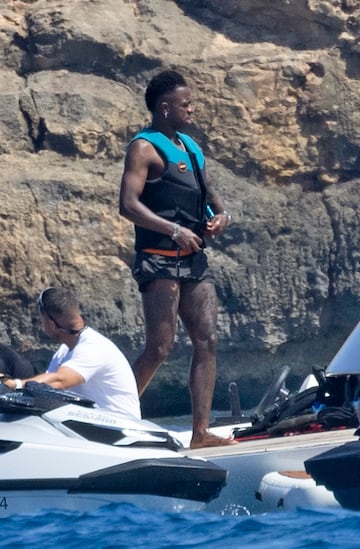 Vinicius Junior disfruta de unos días de vacaciones en la isla de Ibiza.