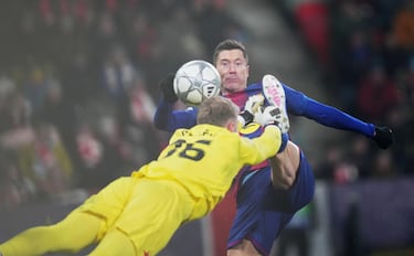 2-4. Centro potentísimo de Marcus Rashford, Robert Lewandowski controla como puede y en la caída del balón, el delantero polaco se anticipa y remata ante la salida de Jindrich Stanek para anotar.