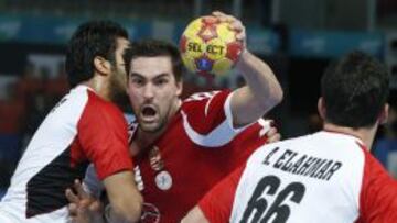 El lateral de Hungría Gergo Ivancsik intenta un lanzamiento ante los jugadores de Egipto, Islam Hassan Mahmoud Ibrahim y Ahmed Mostafa Naser Gadallah El Ahmar, durante el partido correspondiente a la primera fase, grupo D, del Mundial de balonmano España 2013 disputado hoy en la Caja Mágica de Madrid.