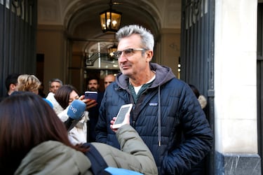 El expredidente de la academia, Mariano Barroso, llega la capilla ardiente de Carlos Saura instalada en la Academia de Cine.