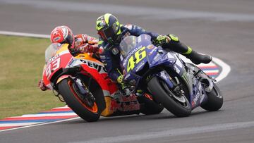 ARG100. TERMAS DE RÍO HONDO (ARGENTINA), 08/04/2018.- El piloto italiano de MotoGP Valentino Rossi (d), y Marc Márquez (i), del equipo Repsol Honda Team, en la última curva del circuito tras un toque con en el Gran Premio de Argentina de Motociclismo hoy, domingo 8 de abril de 2018, en el circuito de Termas de Río Hondo (Argentina). EFE/Nicolás Aguilera
